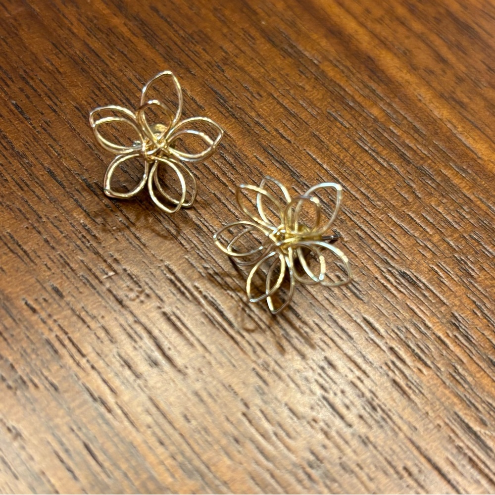 New Elegant Gold wire 3D Flower Earrings
